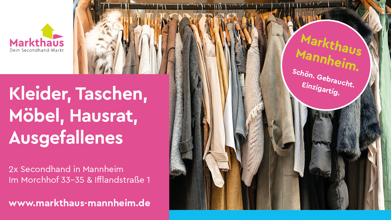 Eine Kleiderstange mit unterschiedlicher Bekleidung in Farbe und Material. Mit Text Kleider, Taschen, Möbel, Hausrat, Ausgefallenes und Markthaus-Logo sowie beiden Standorten in Mannheim Im Morchhof 33-35 und Ifflandstraße 1