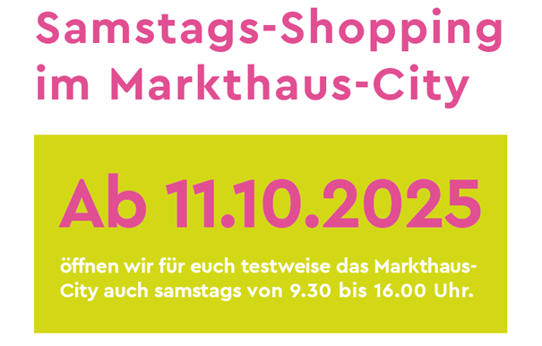 Plakat in den Farben Pink und Hellgrün mit einer textlichen Ankündigung: "Samstags-Shopping im Markthaus-City. Ab 11.10.2025 öffnen wir für euch testweise das Markthaus-City auch samstags von 9.30 bis 16.00 Uhr.".