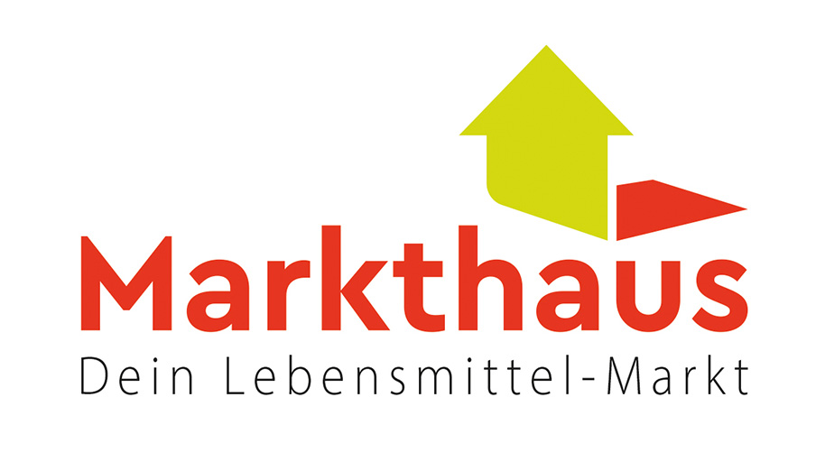 KI-basierte Bildbeschreibung. Logo mit dem Wort Markthaus in großer roter Schrift, darüber ein grüner und roter Pfeil, der eine Hausform bildet, und darunter der Satz Dein Lebensmittel-Markt in kleinerer schwarzer Schrift.